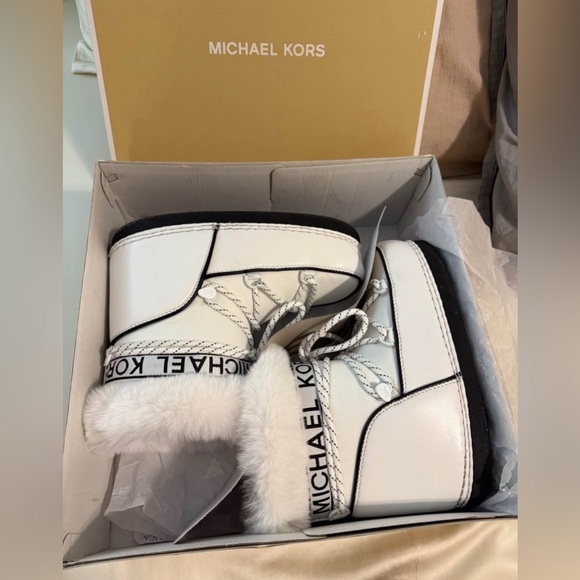 Michael Kors White Fur-Trimmed Winter Boots - Picture 2 of 3
